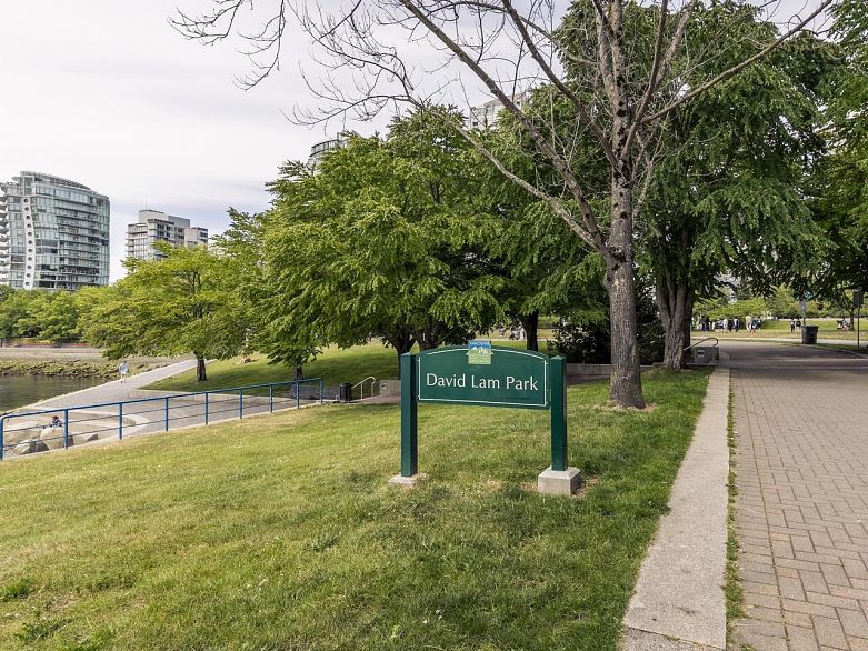 802 1199 Marinaside Crescent