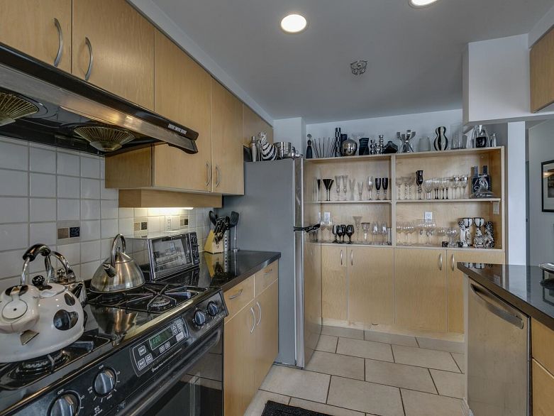 802 1199 Marinaside Crescent