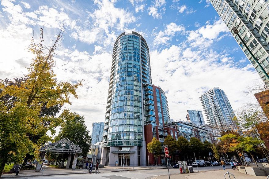 2303 58 Keefer Place