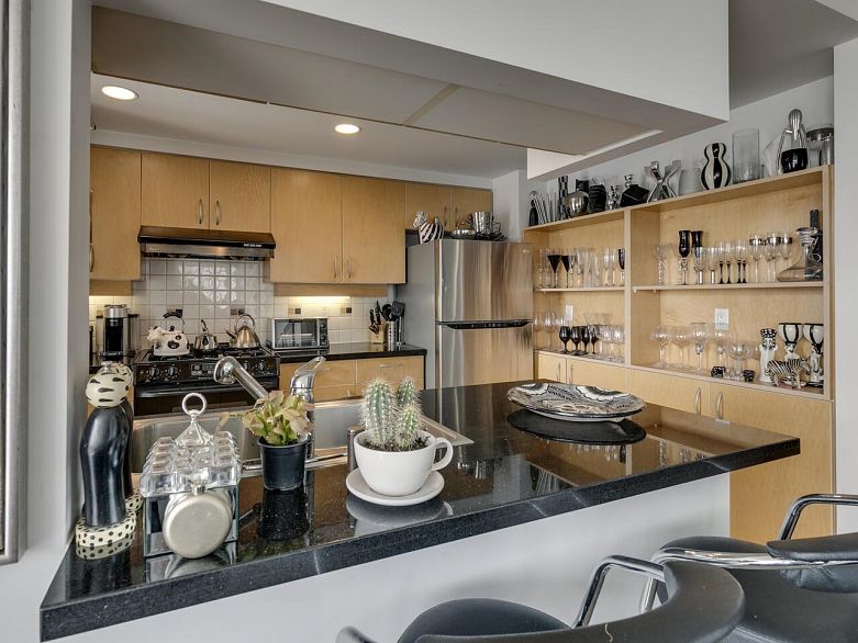 802 1199 Marinaside Crescent