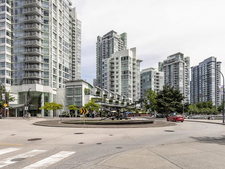 802 1199 Marinaside Crescent