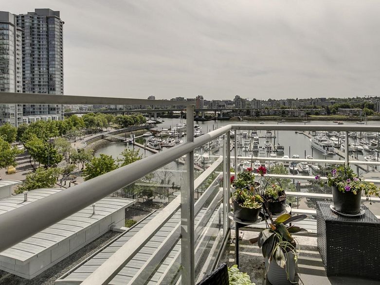 802 1199 Marinaside Crescent