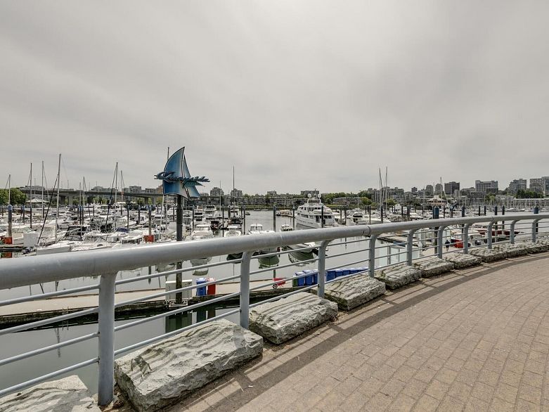 802 1199 Marinaside Crescent