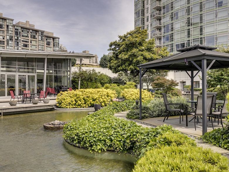 802 1199 Marinaside Crescent