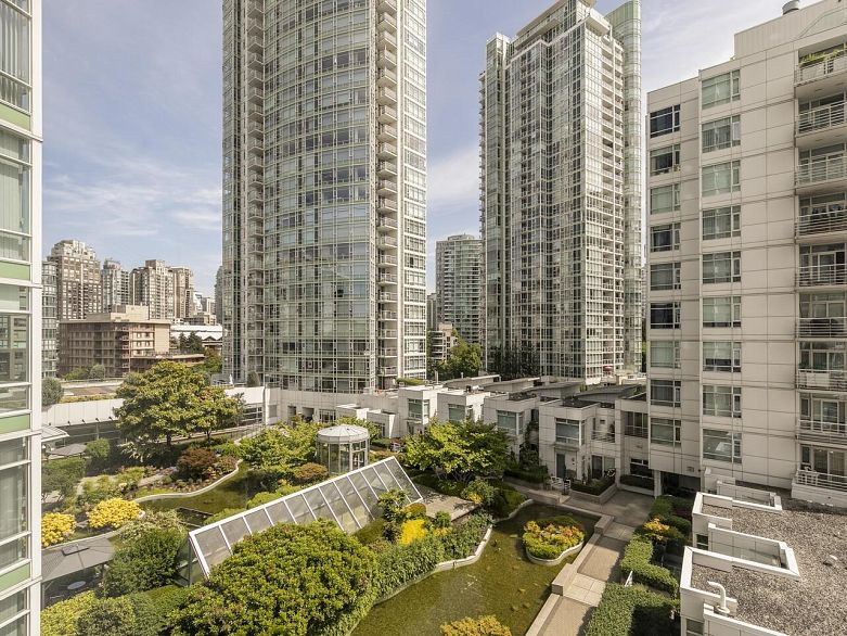 802 1199 Marinaside Crescent