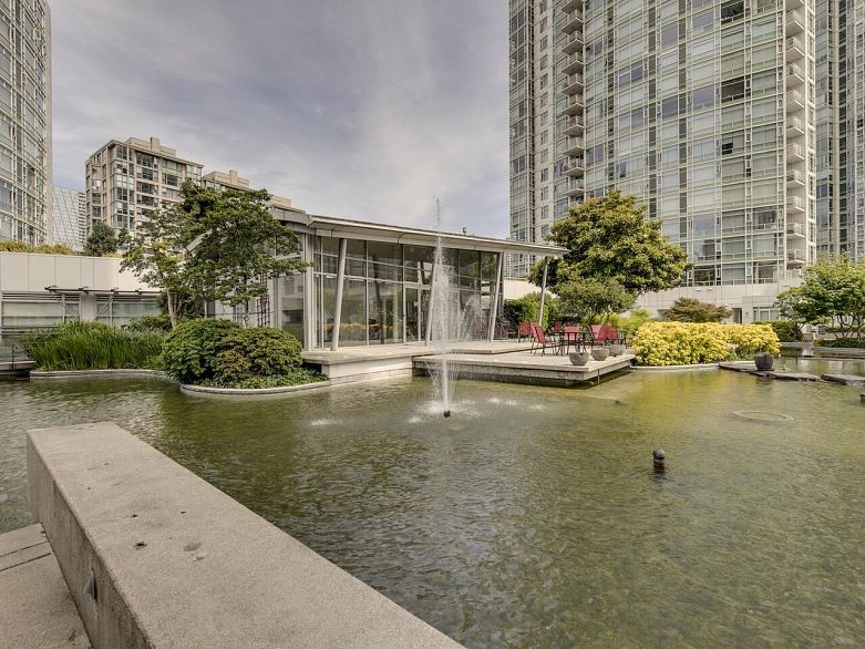 802 1199 Marinaside Crescent