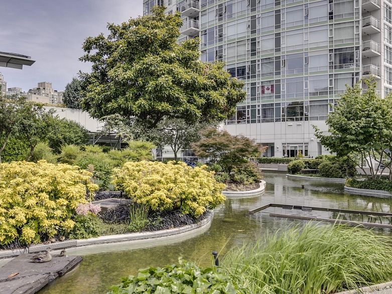 802 1199 Marinaside Crescent