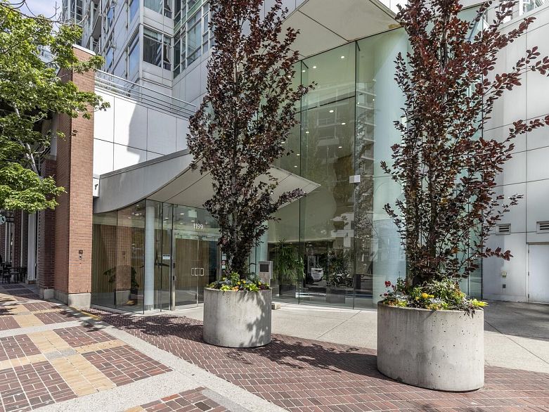 802 1199 Marinaside Crescent