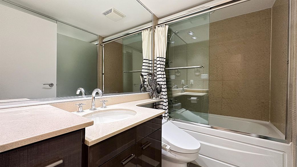 1005 583 Beach Crescent