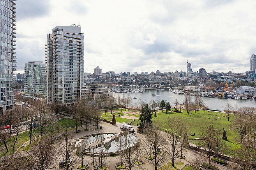 1005 583 Beach Crescent