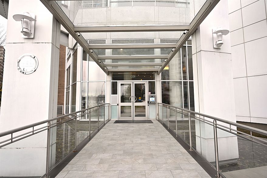 2002 1201 Marinaside Crescent