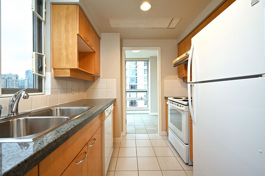 2002 1201 Marinaside Crescent