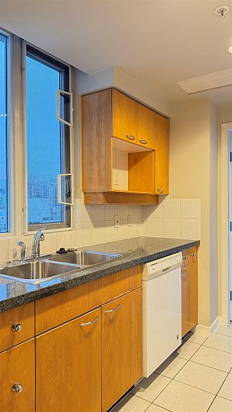 2002 1201 Marinaside Crescent