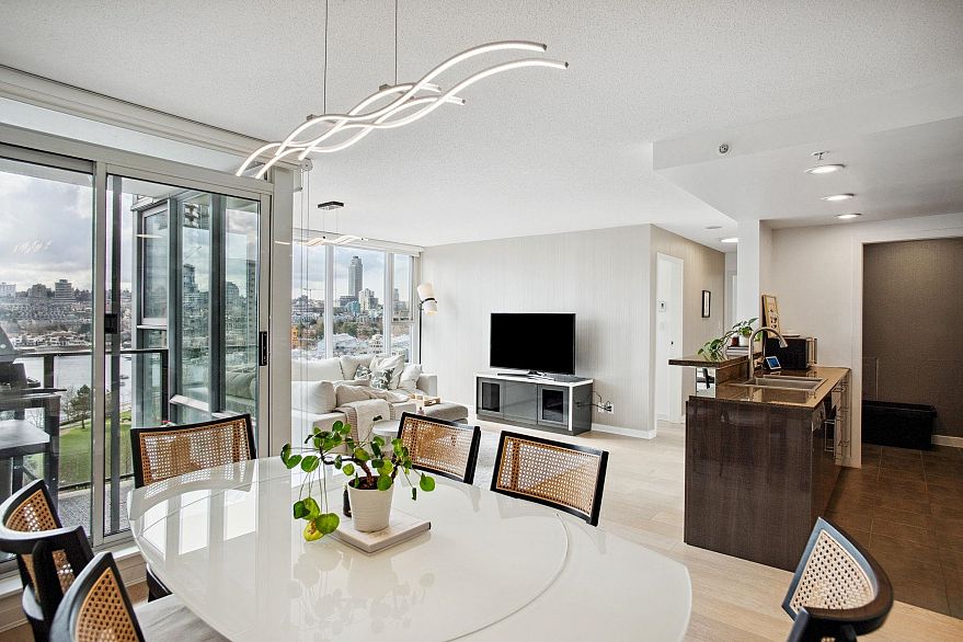 1005 583 Beach Crescent