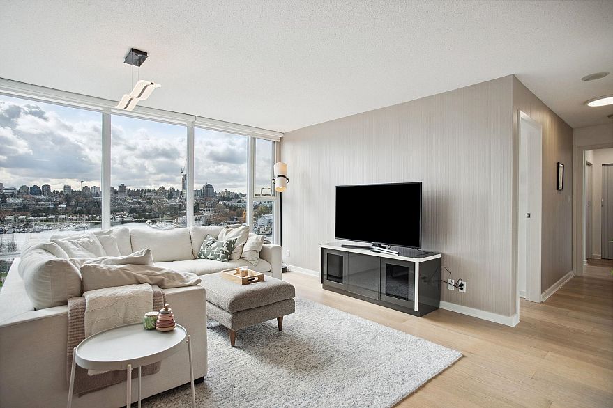 1005 583 Beach Crescent