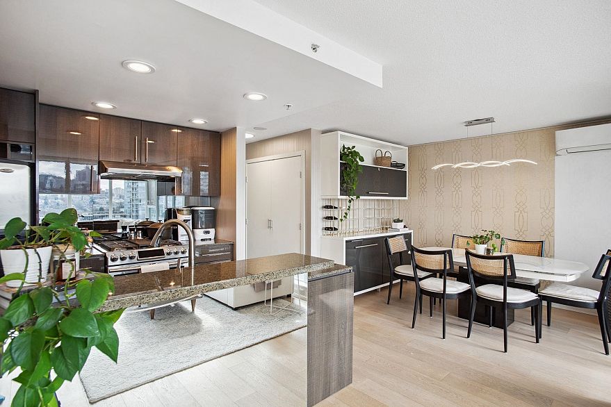 1005 583 Beach Crescent