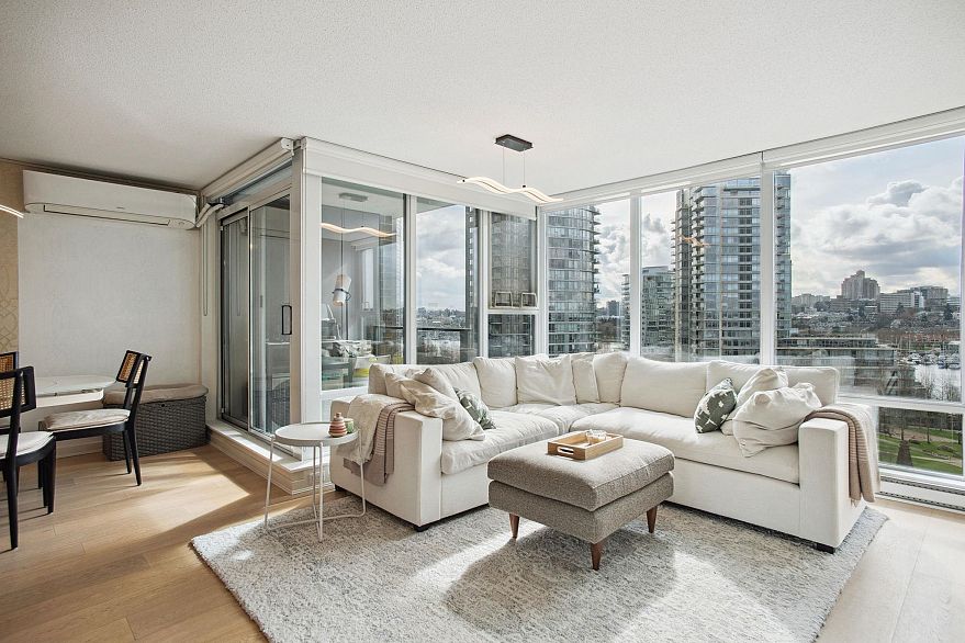 1005 583 Beach Crescent