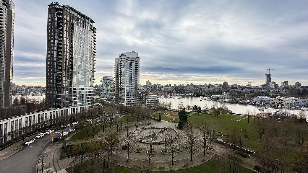 1005 583 Beach Crescent