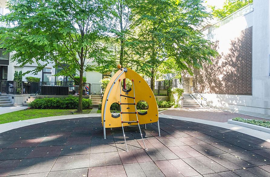 1005 583 Beach Crescent