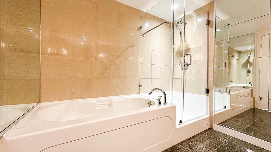 1005 583 Beach Crescent