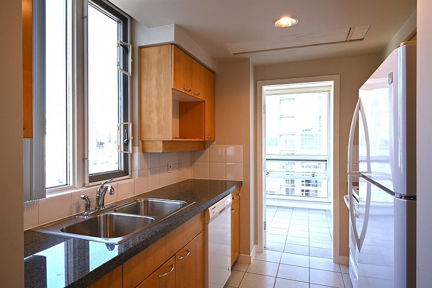 2002 1201 Marinaside Crescent