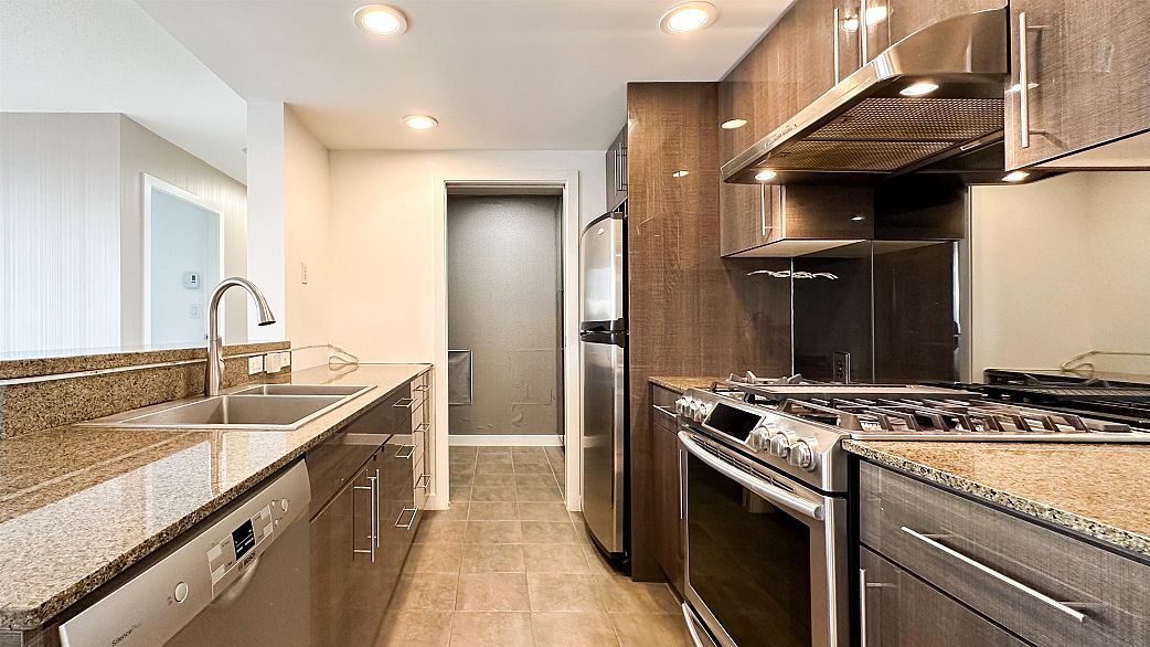 1005 583 Beach Crescent