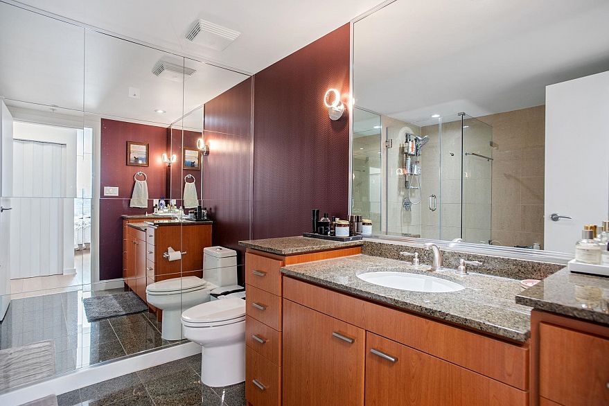 1005 583 Beach Crescent