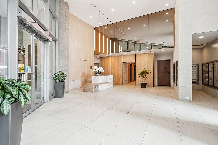 1005 583 Beach Crescent