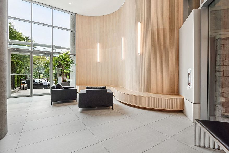 1005 583 Beach Crescent