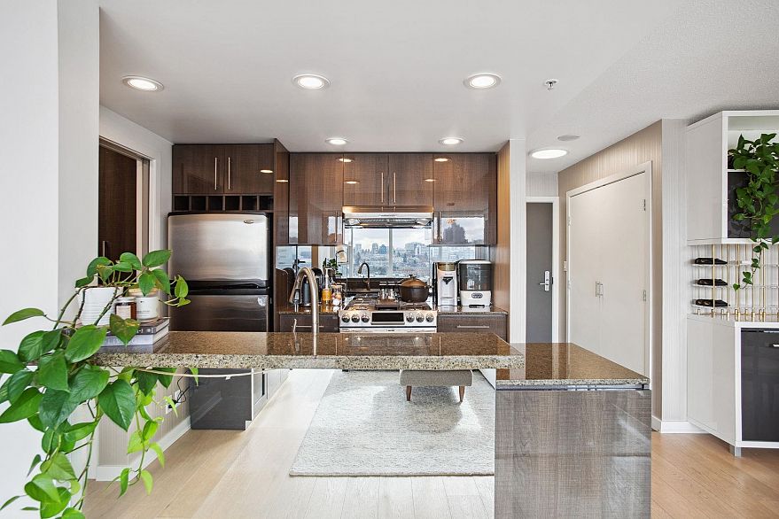 1005 583 Beach Crescent