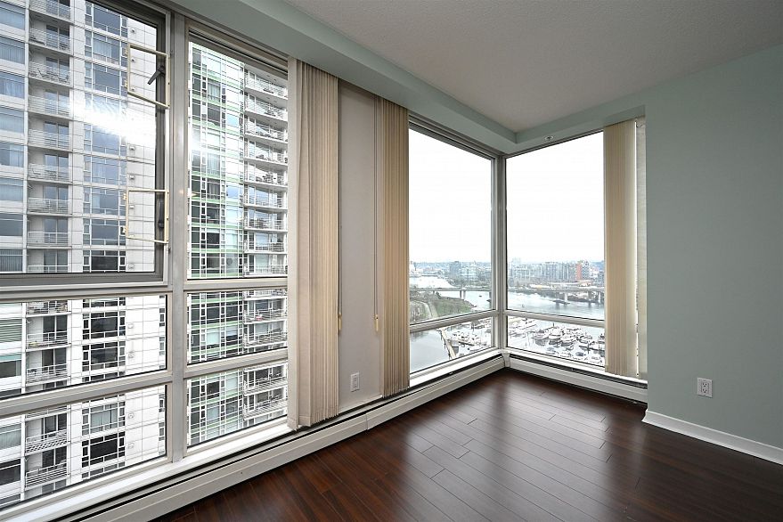 2002 1201 Marinaside Crescent