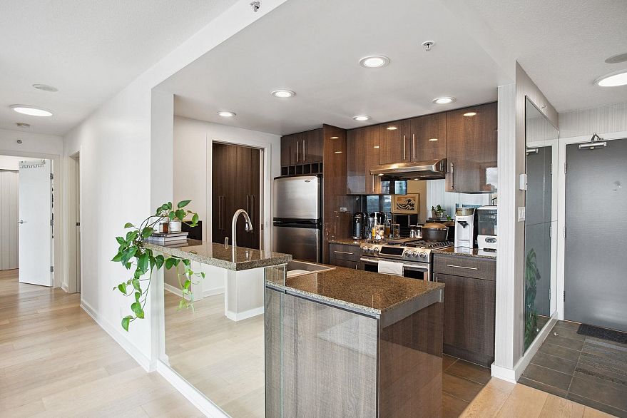 1005 583 Beach Crescent