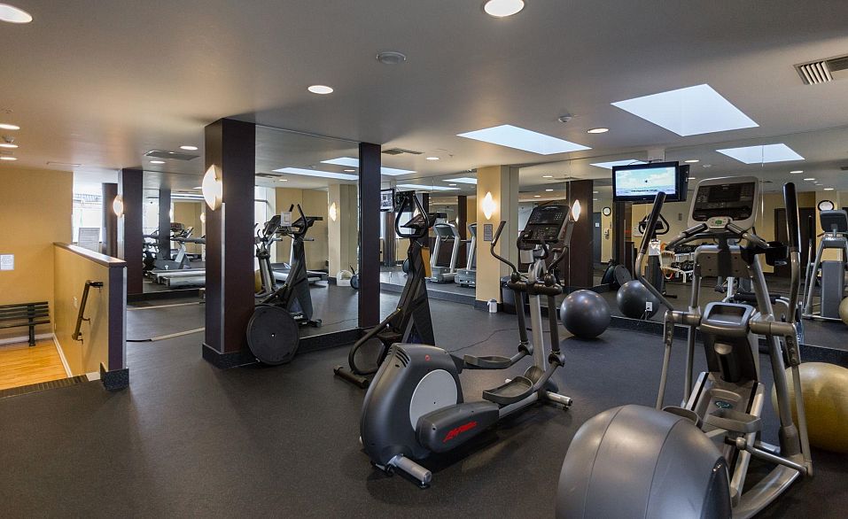 1005 583 Beach Crescent