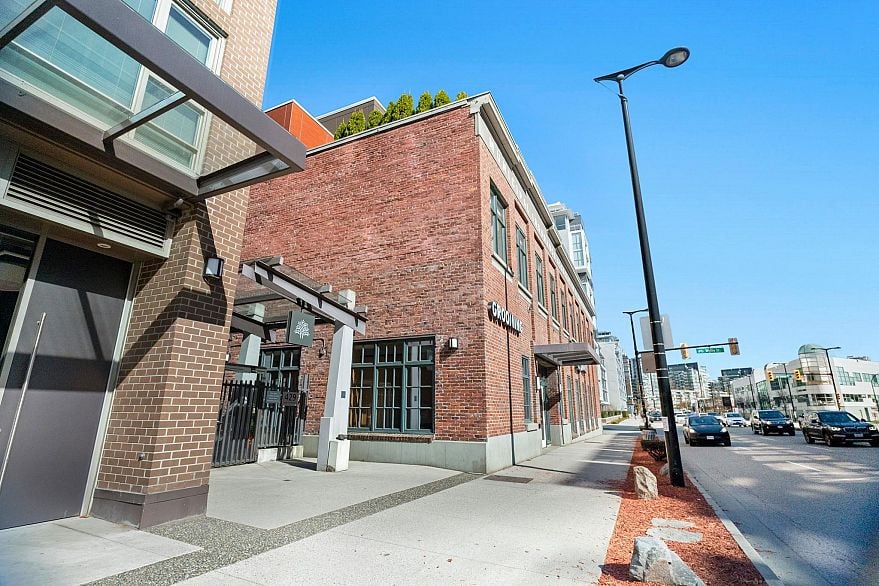 310 429 W 2nd Avenue