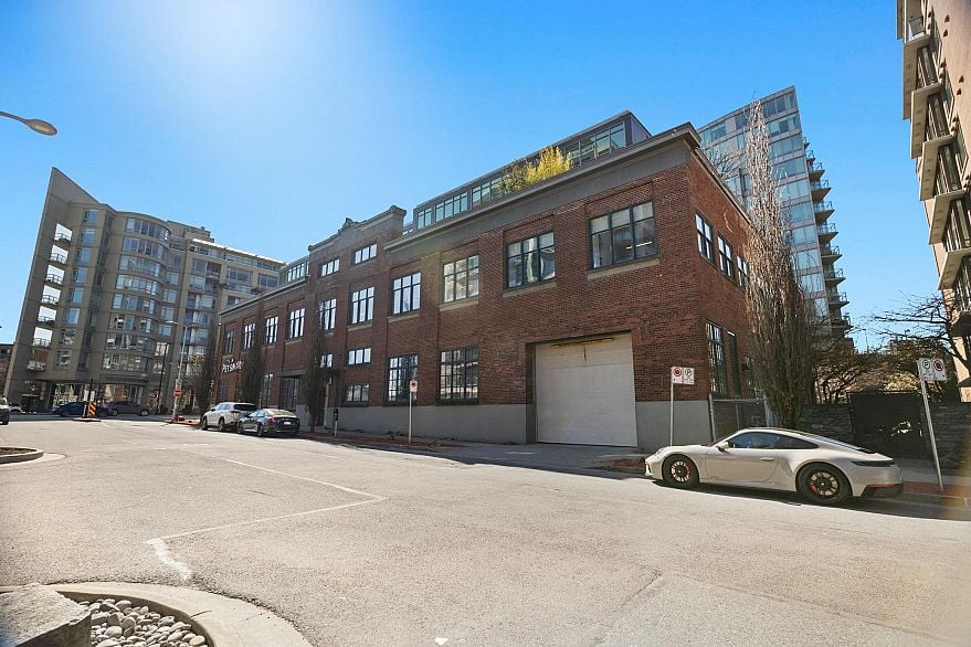 310 429 W 2nd Avenue