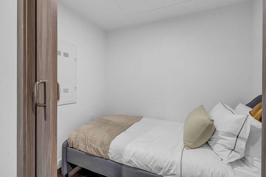 1207 1768 Cook Street