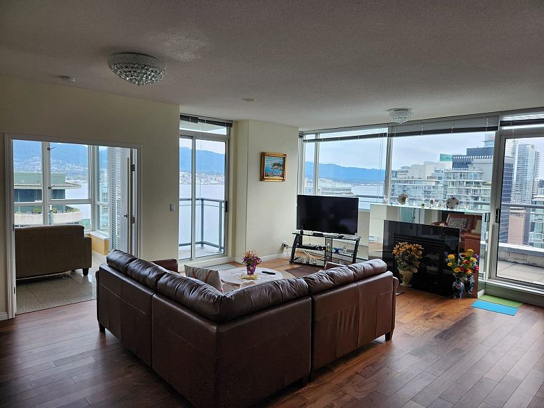 3307 1328 W Pender Street