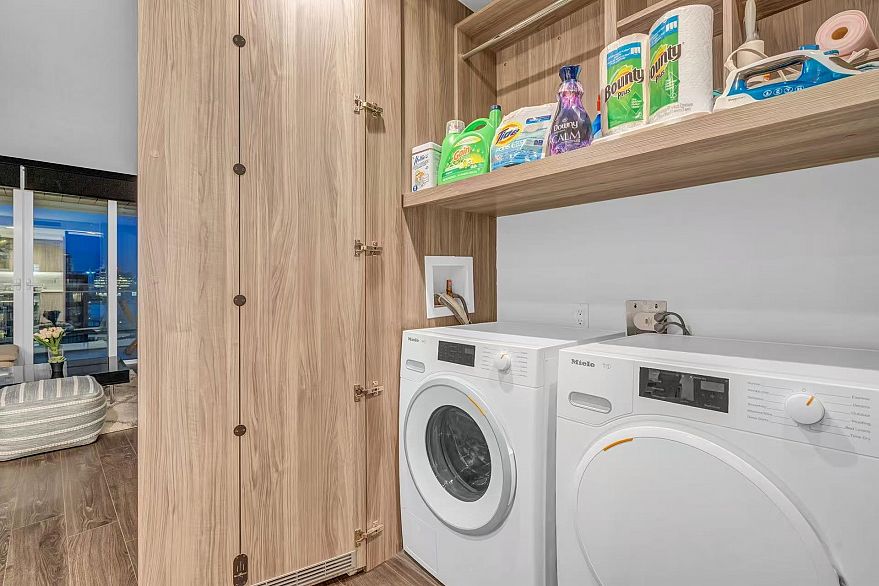 1207 1768 Cook Street