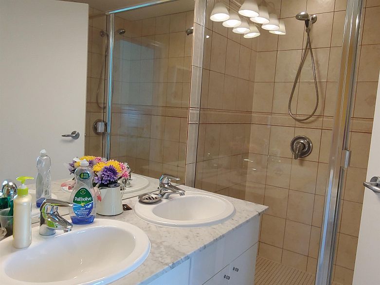 3307 1328 W Pender Street