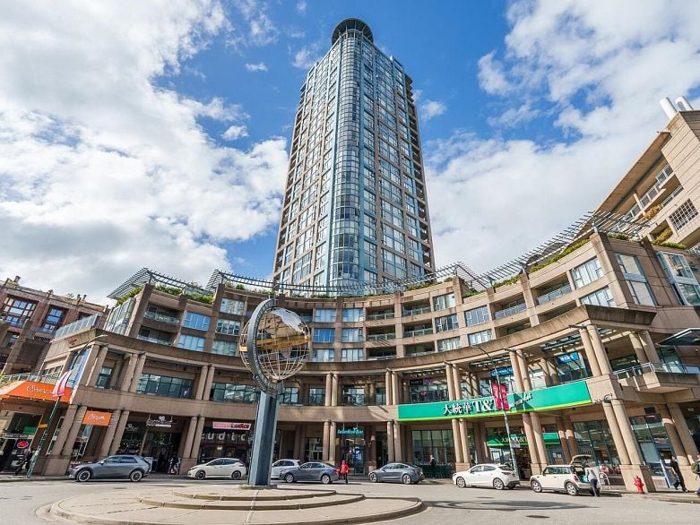 1402 183 Keefer Place