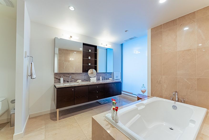 1402 1169 W Cordova Street