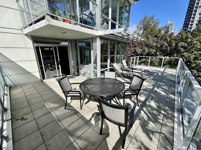307 638 BEACH AVENUE, Vancouver BC V6K 1P5
