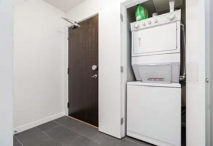 2202 688 Abbott Street