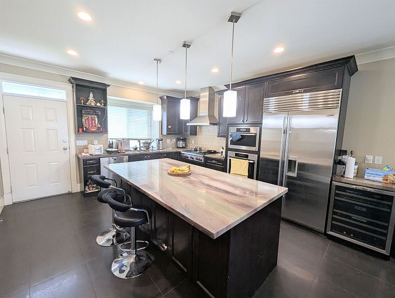 6466 Commercial Street