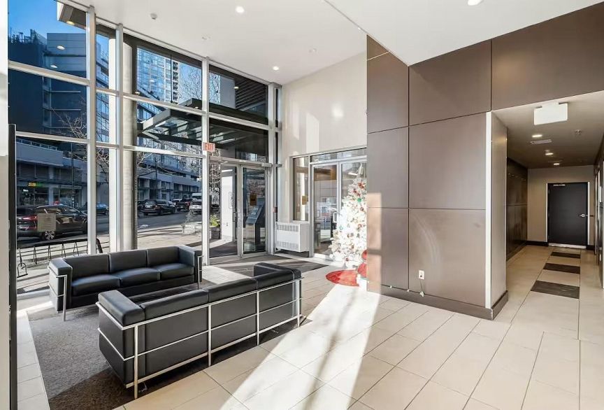 2202 688 Abbott Street