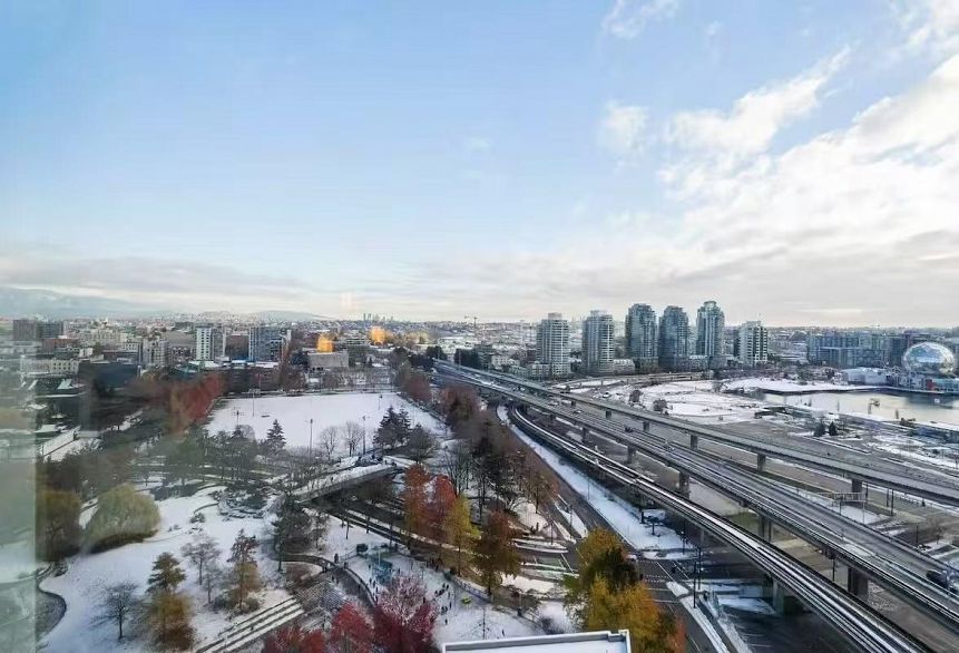 2202 688 Abbott Street