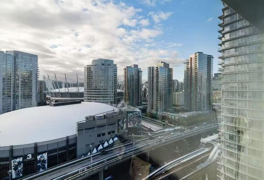 2202 688 Abbott Street