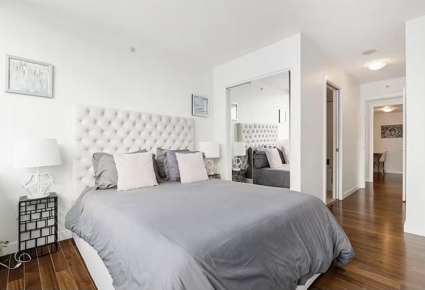 2202 688 Abbott Street