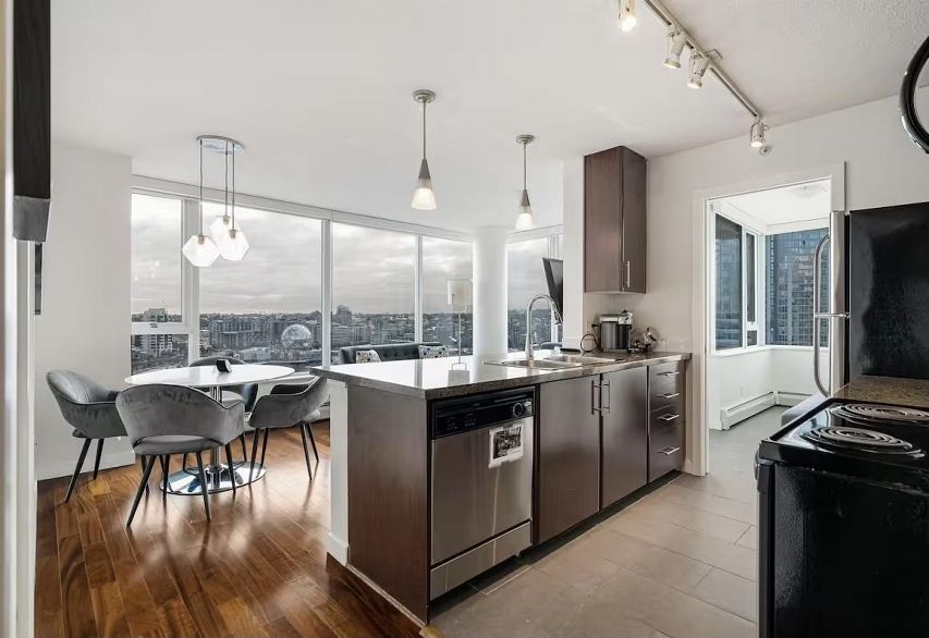 2202 688 Abbott Street