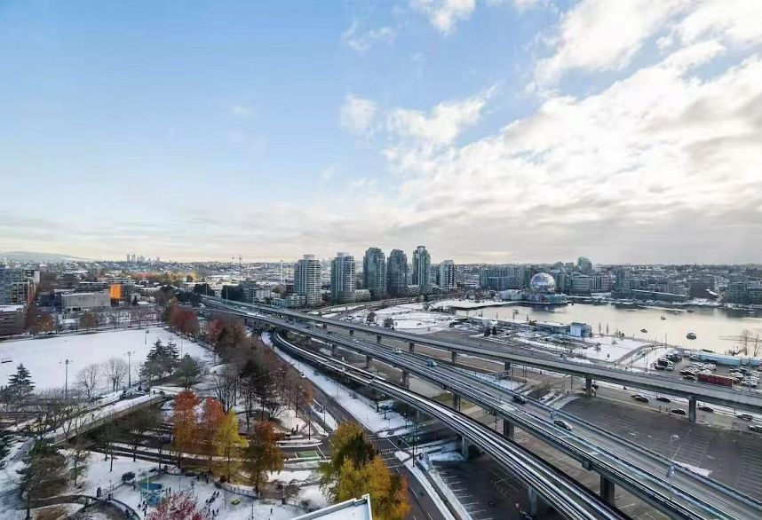 2202 688 Abbott Street